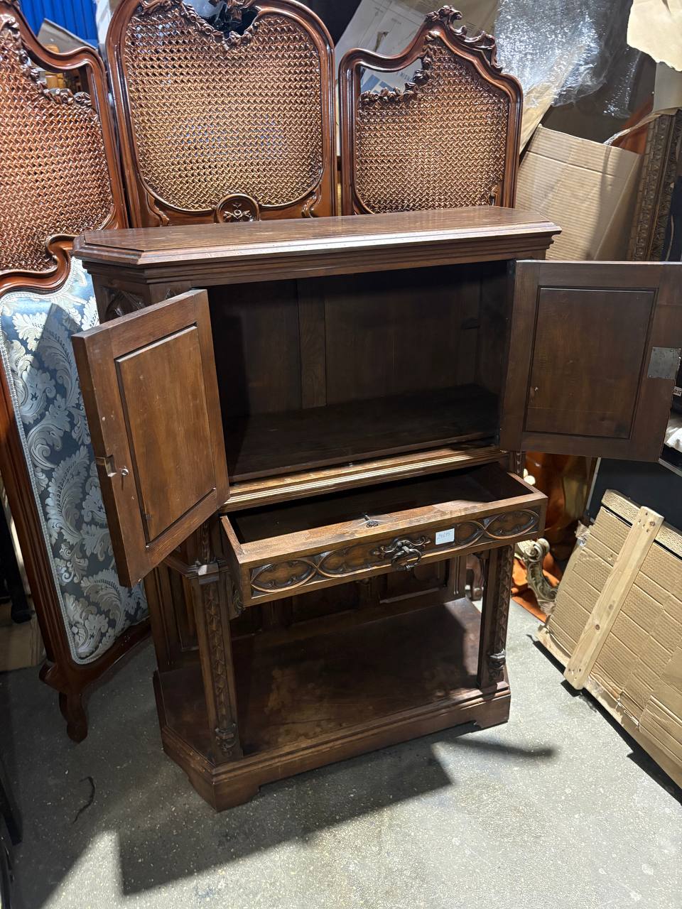 Шкаф кабинетный в готическом стиле