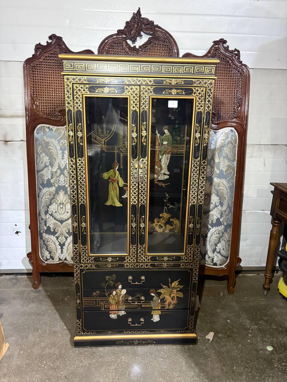 Витрина в стиле шинуазри