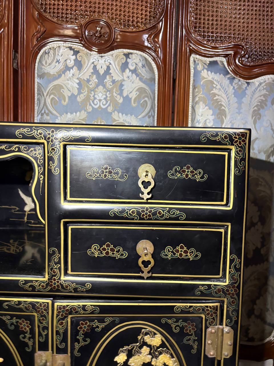 Тумба в стиле шинуазри