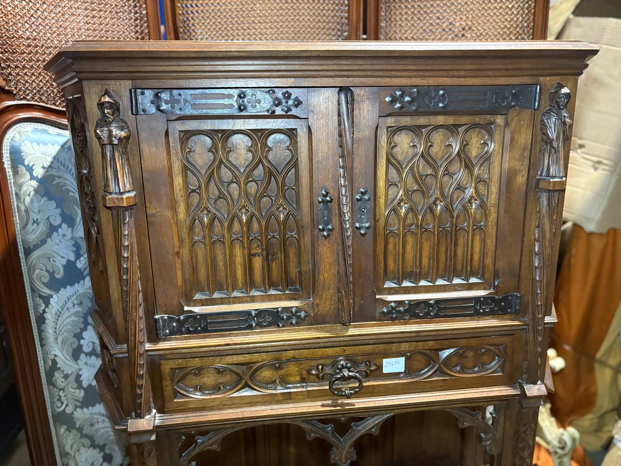 Шкаф кабинетный в готическом стиле