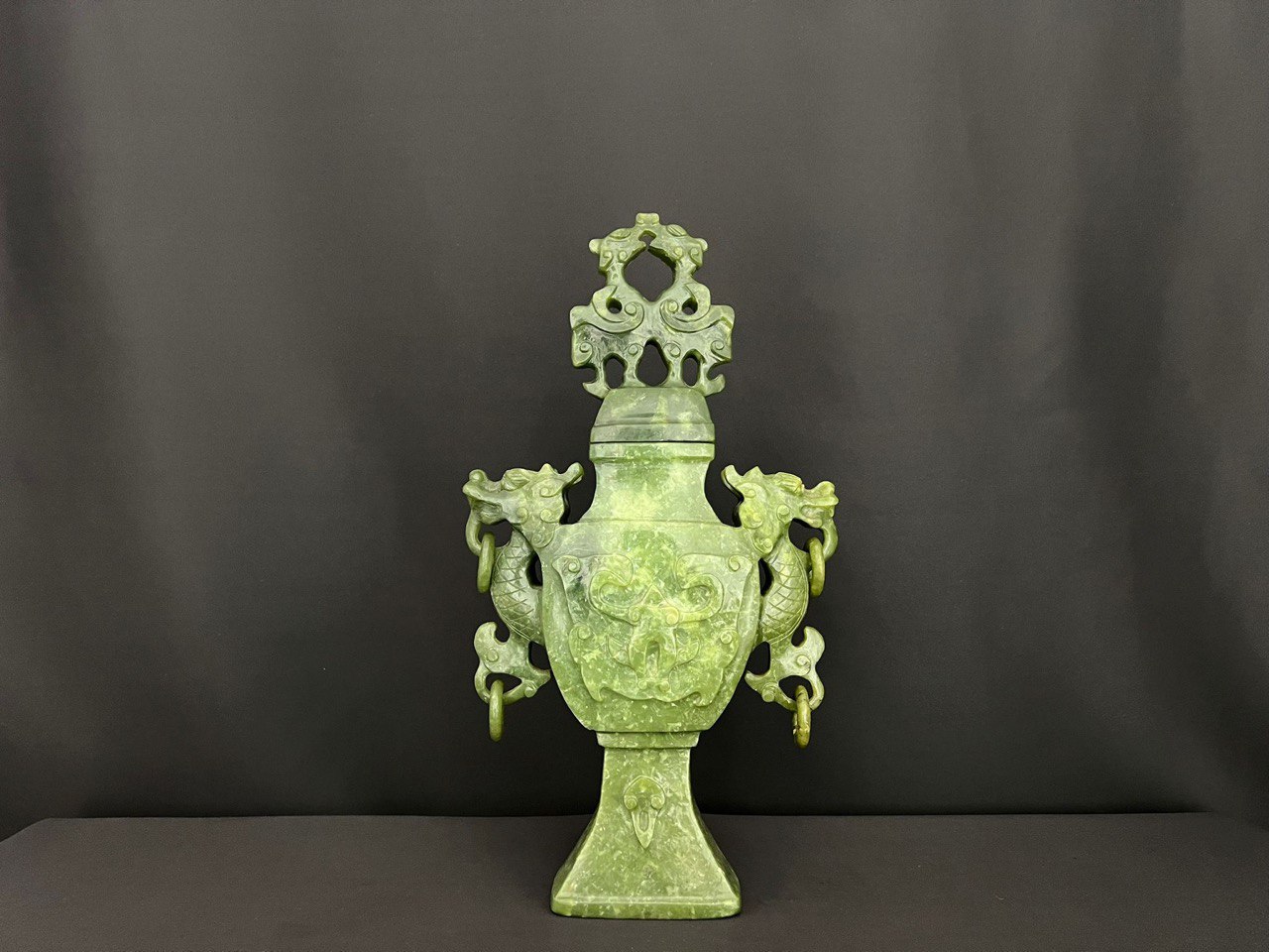 Ваза с крышкой/Парфюмерница с драконами в восточном стиле