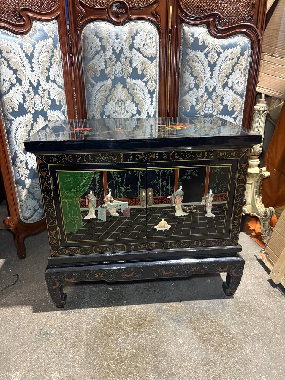 Тумба в стиле шинуазри