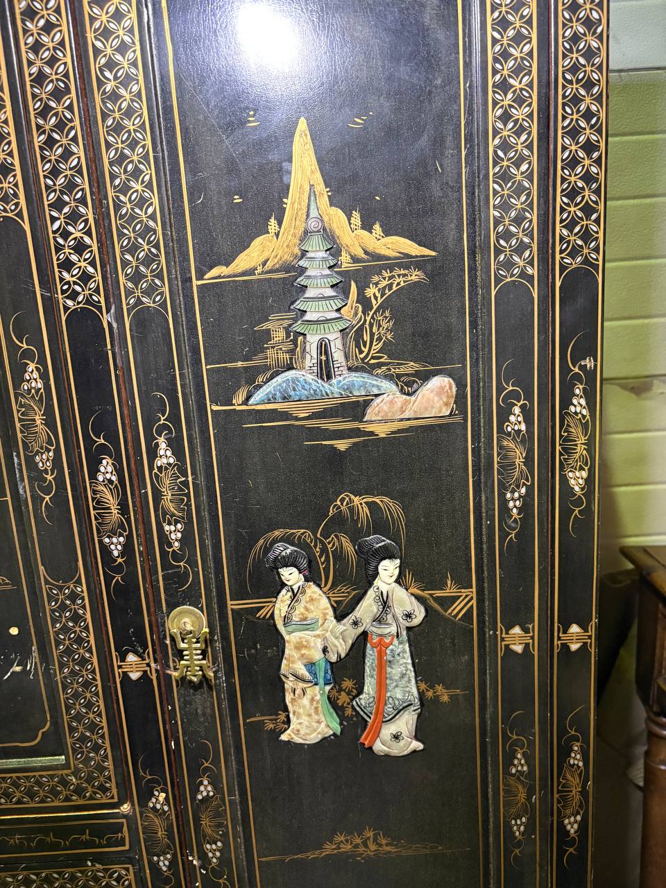 Шкаф в стиле шинуазри