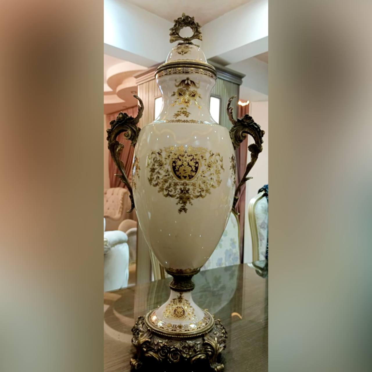 Ваза с крышкой в стиле Людовика XVI