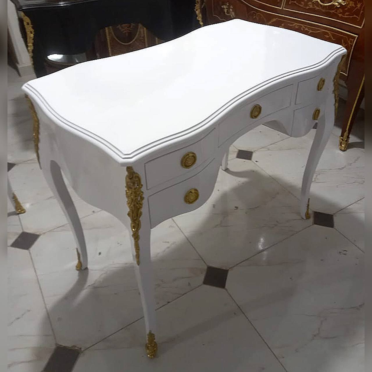 Стол в стиле Людовика XIV