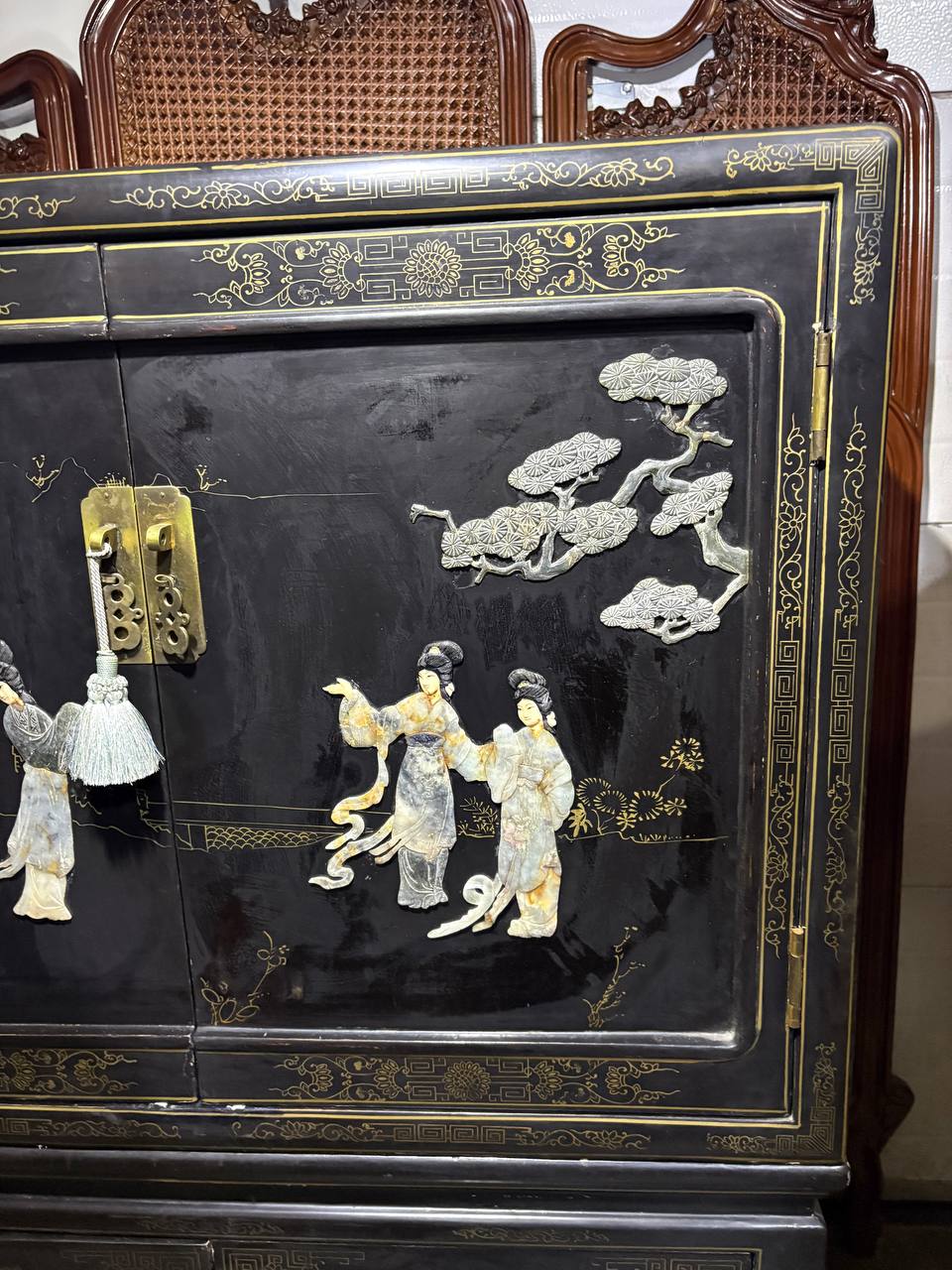 Шкаф в стиле шинуазри