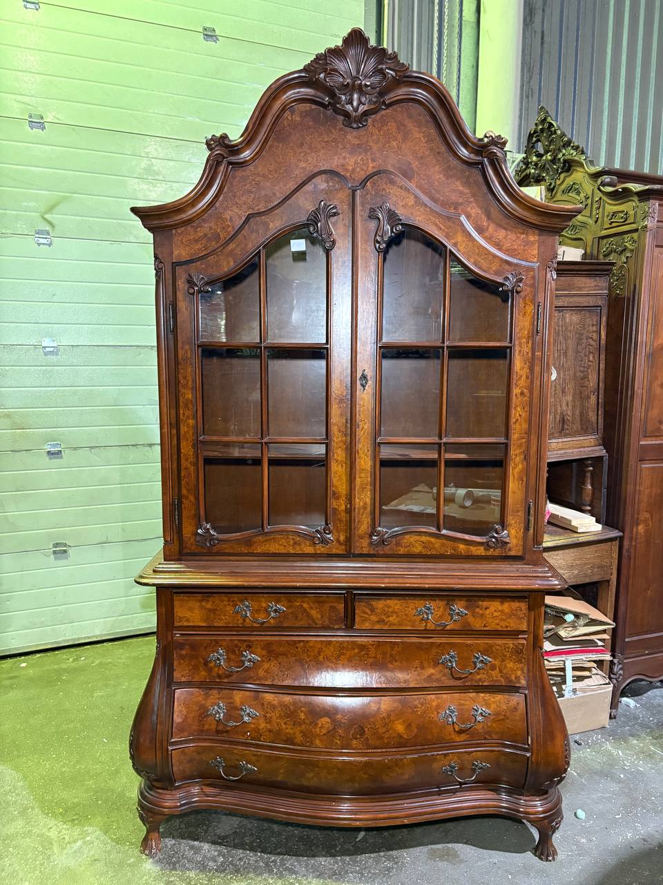 Витрина в стиле Чиппендейл