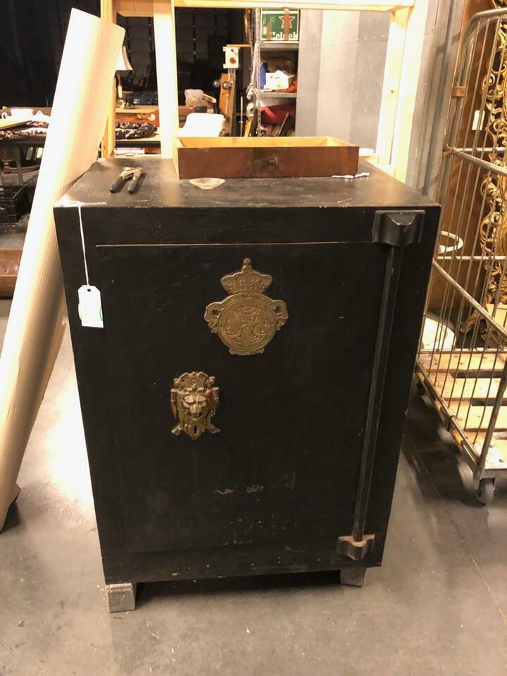 Сейф старинный