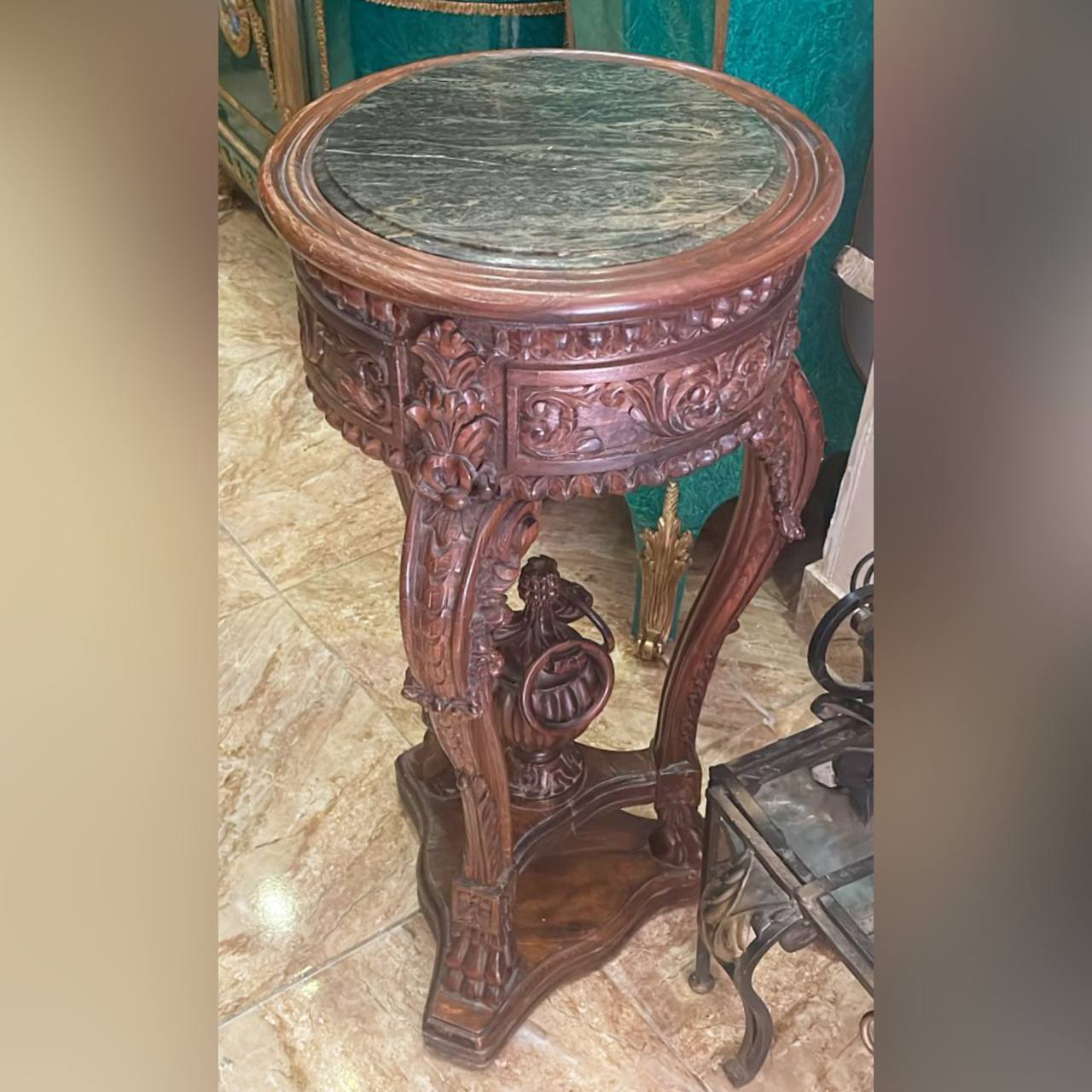 Стол/Подставка в стиле ренессанс