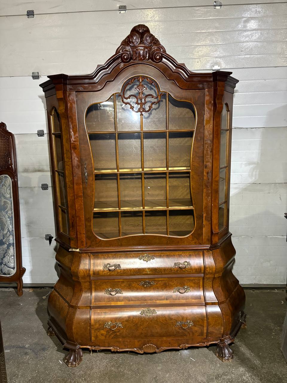 Витрина в стиле Чиппендейл