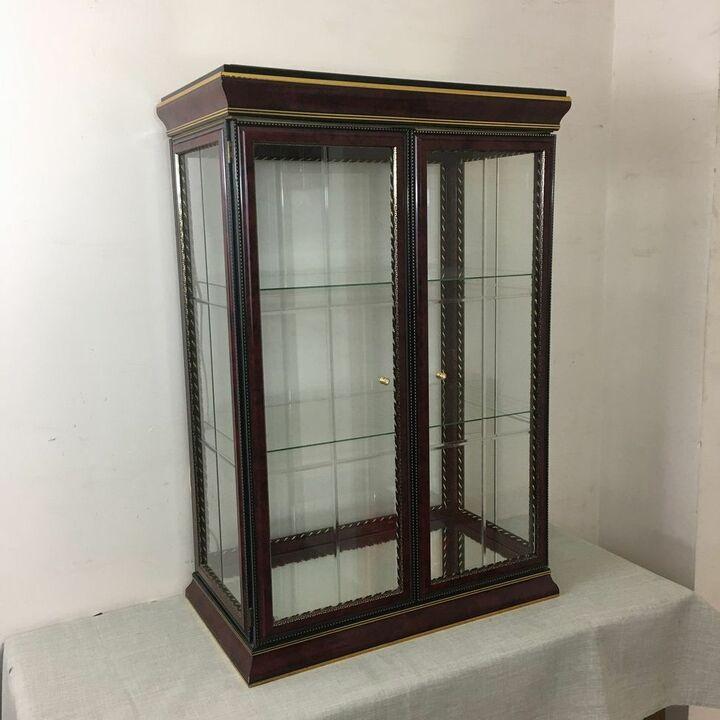 Витрина в классическом стиле с подсветкой