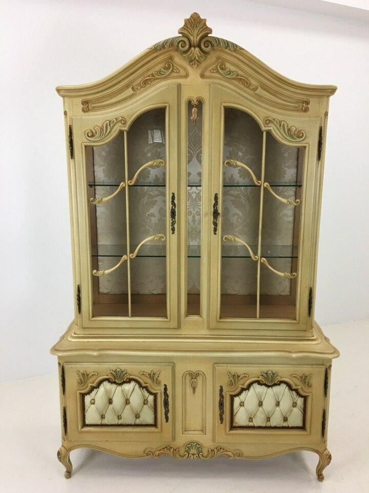 Витрина в стиле рококо