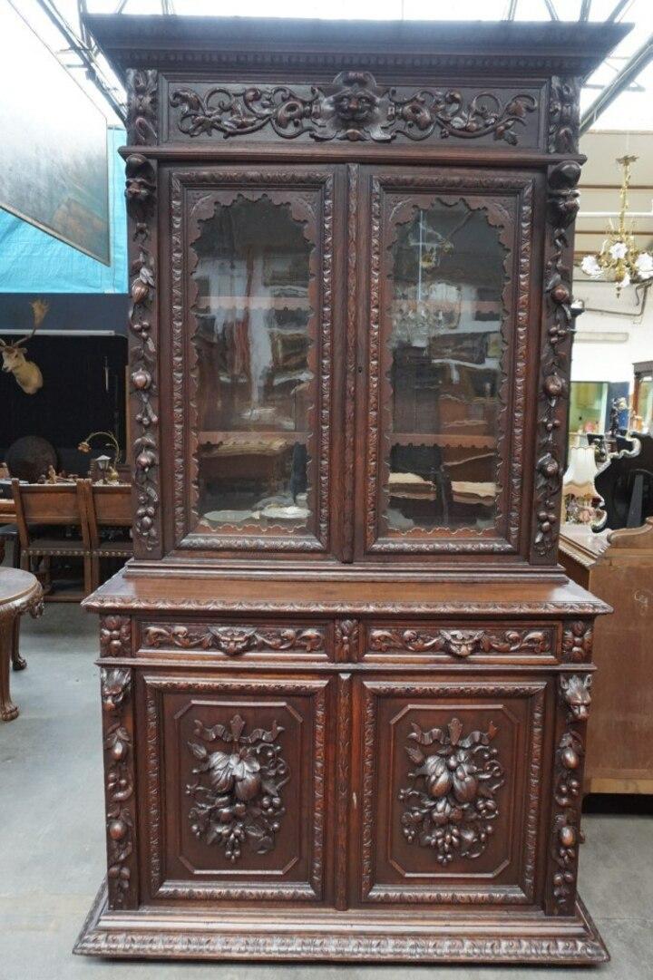 Старинный  буфет в стиле Генриха II