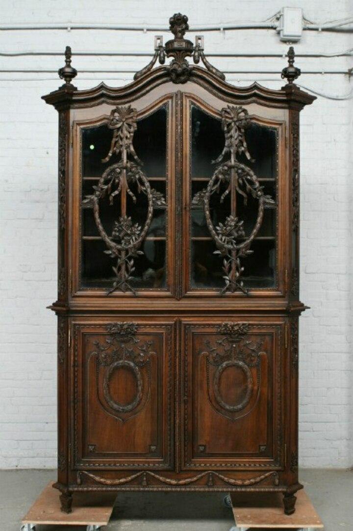 Витрина в стиле Людовика XVI