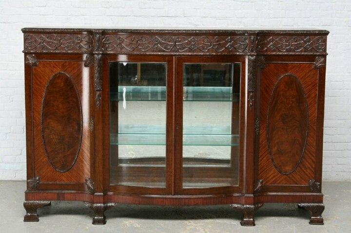 Сервант в стиле Королевы Анны