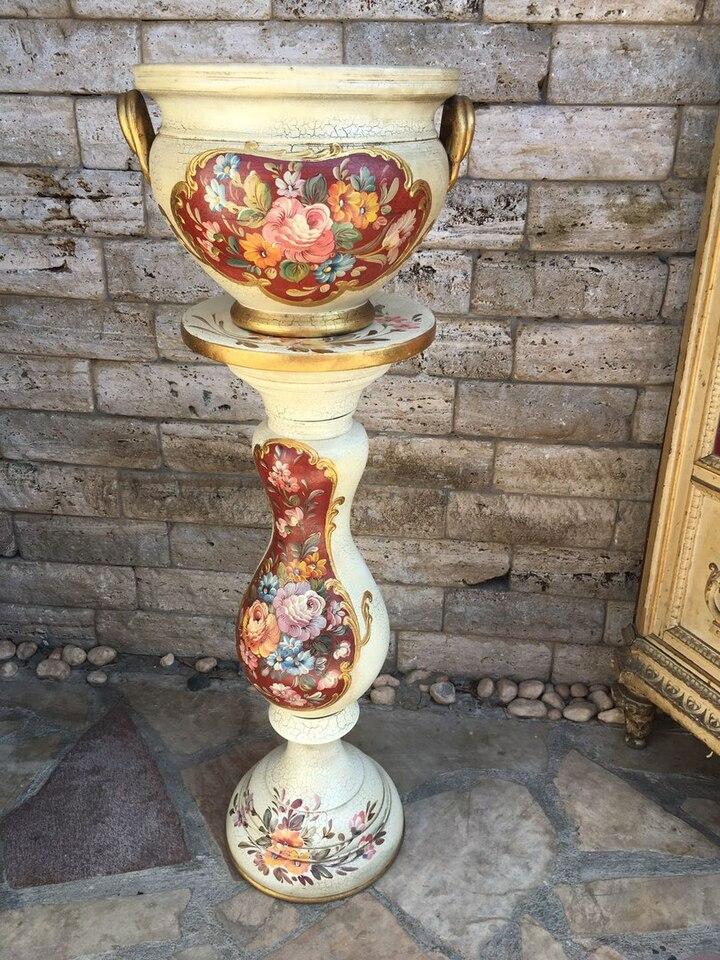 Ваза на постаменте