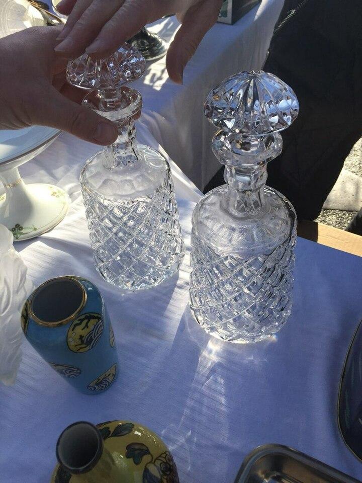 Пара хрустальных графинов