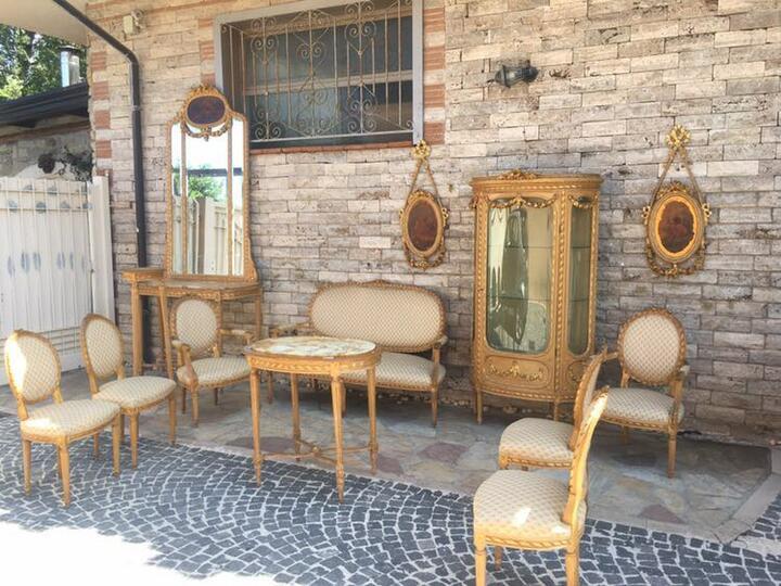 Гостиная комната в стиле Людовика XVI