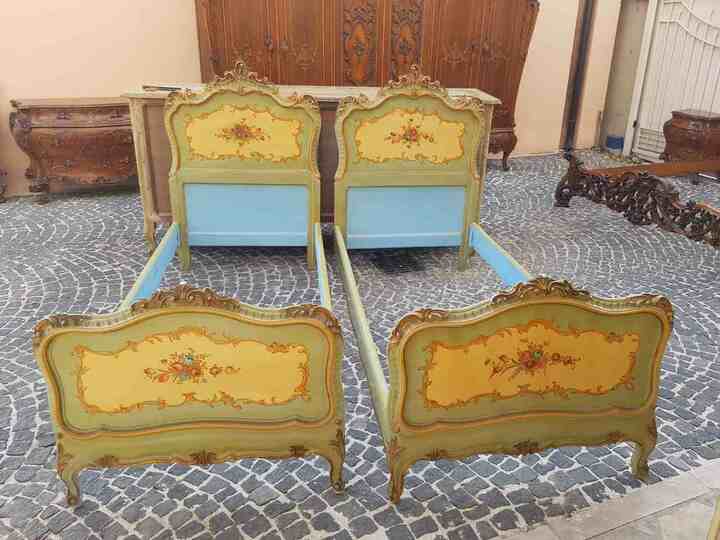 Пара кроватей в стиле барокко