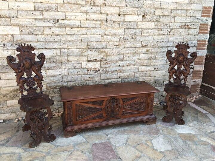 Сундук и пара стульчиков в стиле ренессанс
