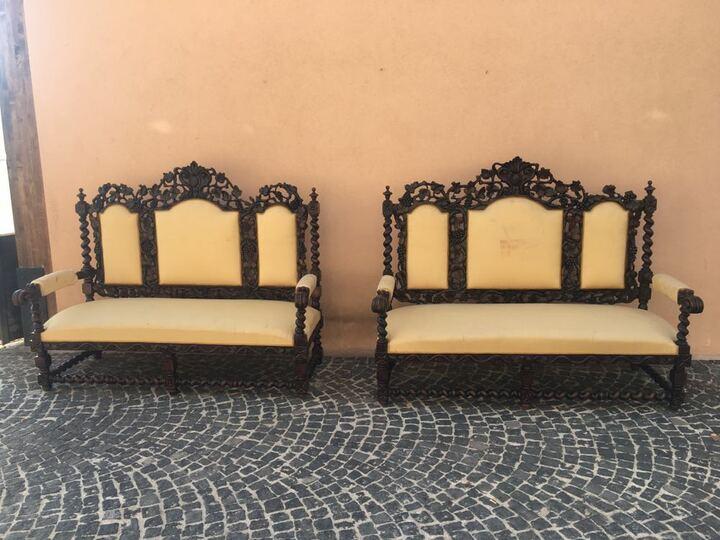 Пара винтажных диванов