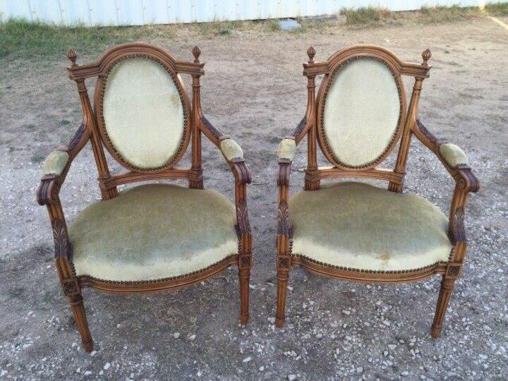 Пара старинных дворцовых кресел