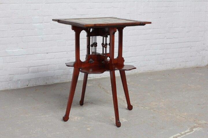 Столик в стиле Модерн